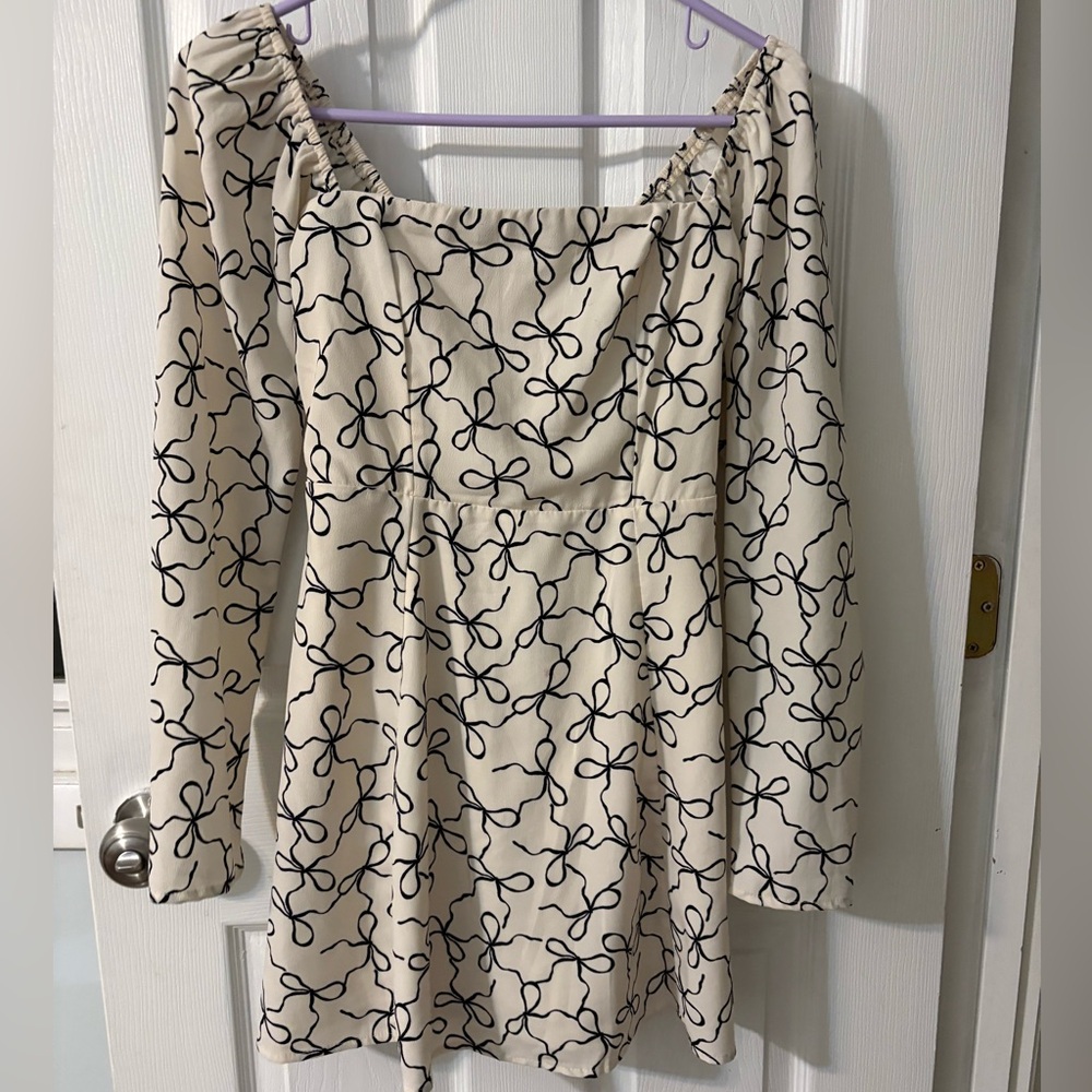 Abercrombie & Fitch Cream and Black Long Sleeve Dress